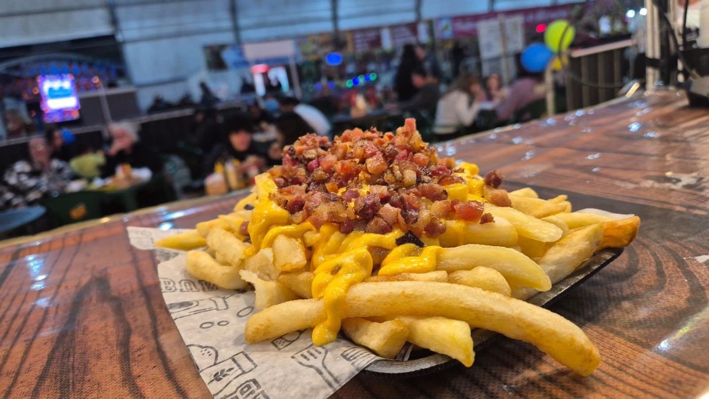 Porção de batata frita com cheddar e bacon