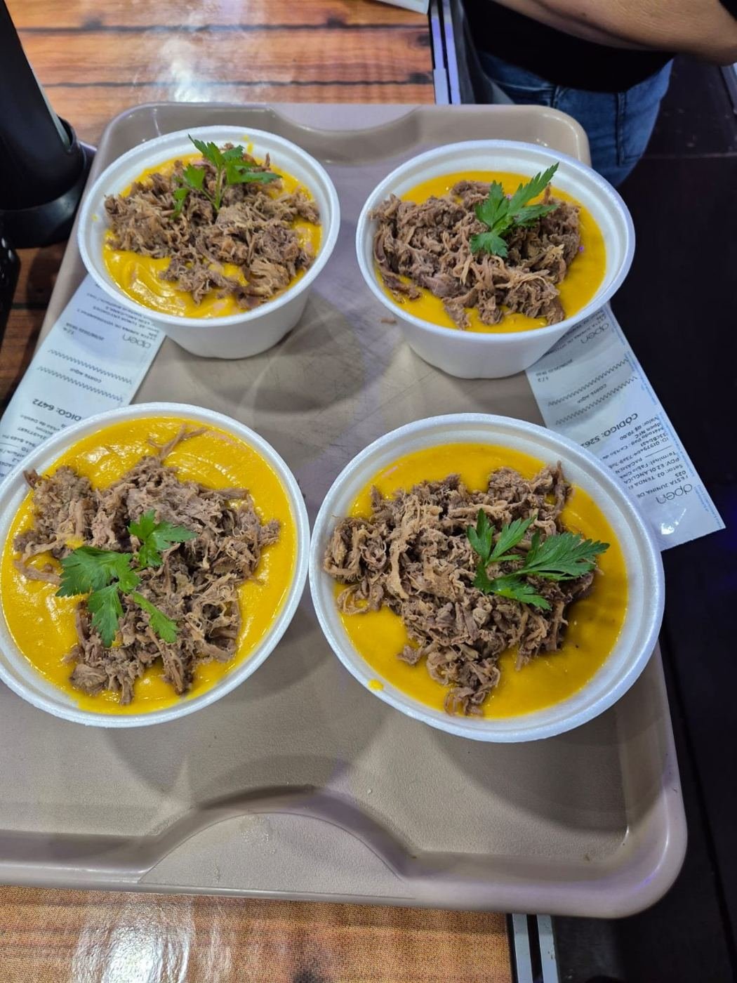 Quatro porções de caldo cremoso com carne desfiada