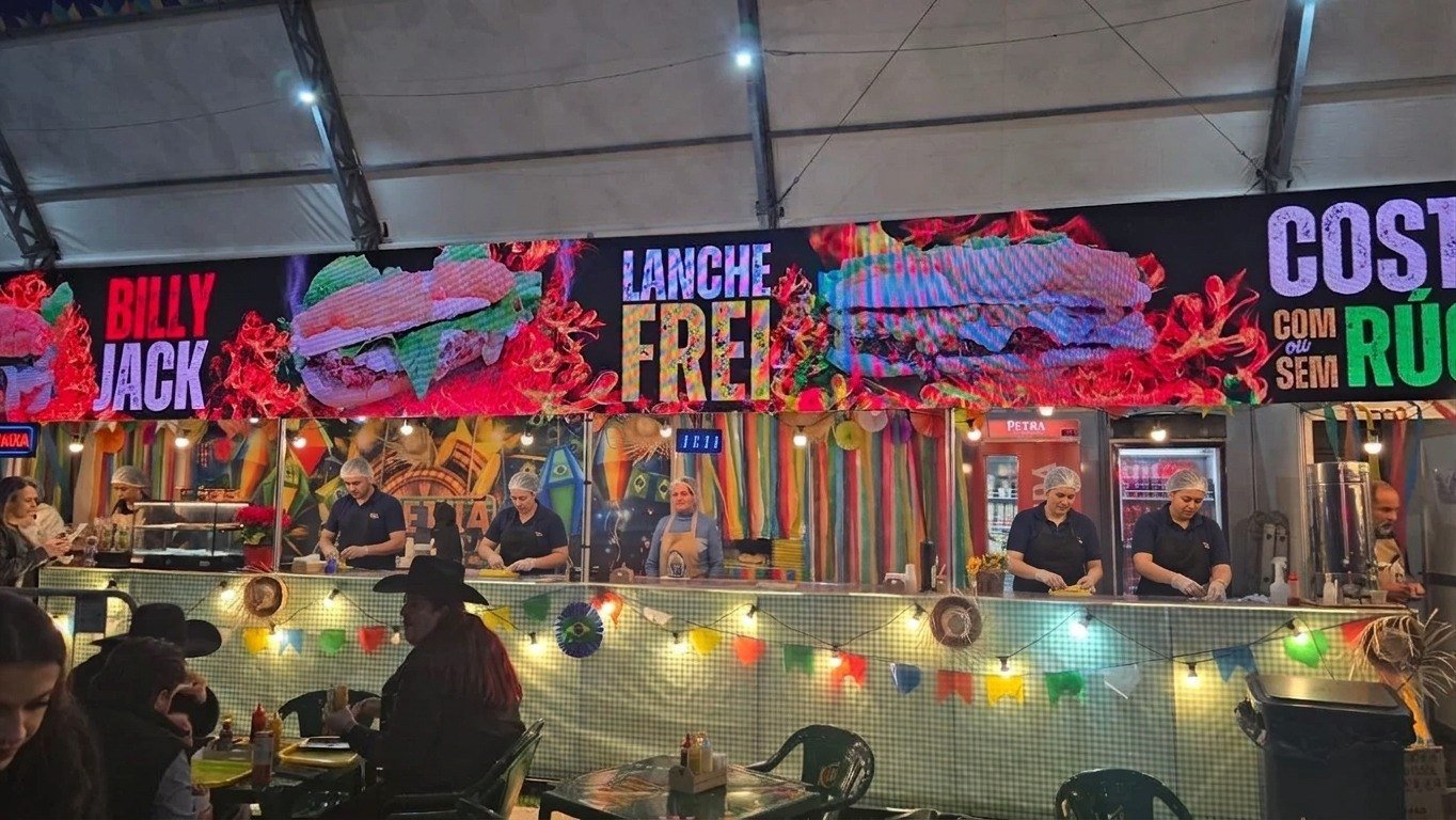 Barraca com letreiro em LED do Billy Jack e do Lanche do Frei