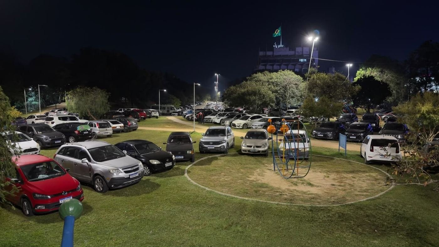 Vista geral do estacionamento lotado e organizado à noite