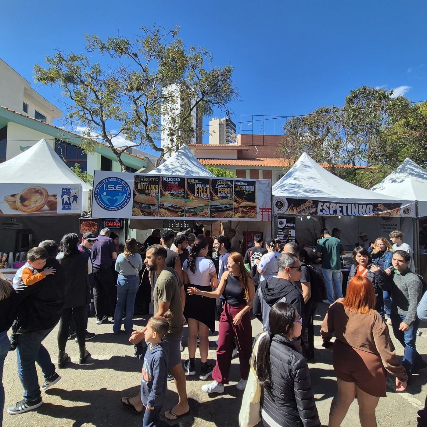 Público em frente às barracas da ACI-3 em dia de sol na Festa Kasato Maru