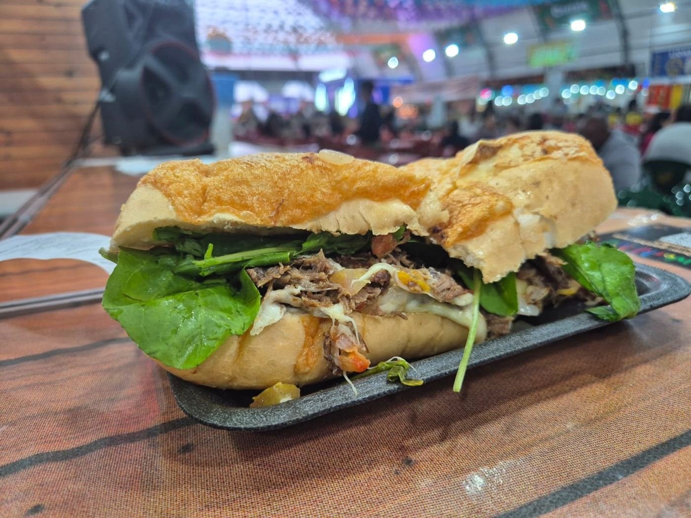 Baguete de carne desfiada com rúcula servida na festa