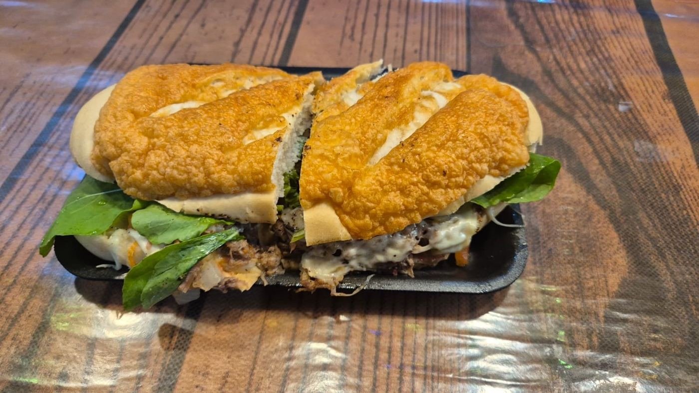 Baguete gratinada com rúcula e queijo